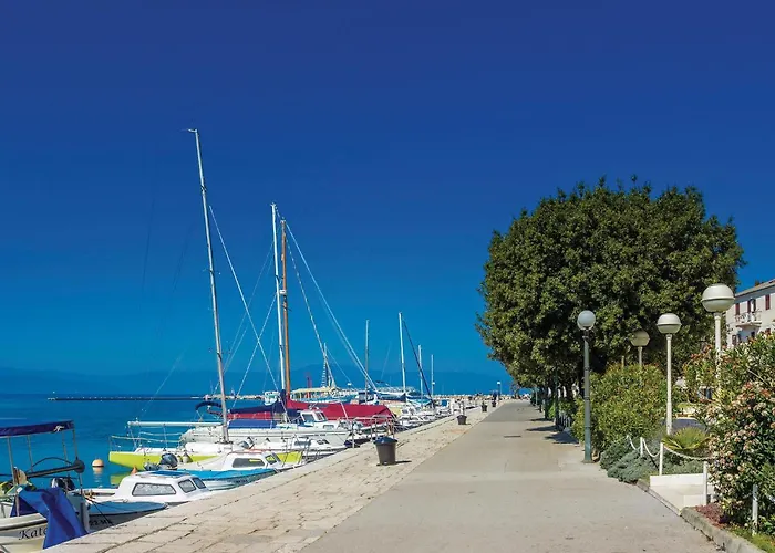 Lovely Apartment In Malinska With Wifi * Malinska